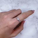 Anel de Prata Detalhe Botão Cravejado